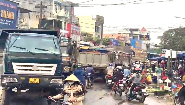 Quảng Ngãi lạnh người cảnh xe chở đất tranh lấn đường ngay khu vực chợ trong giờ cao điểm - Ảnh 1.