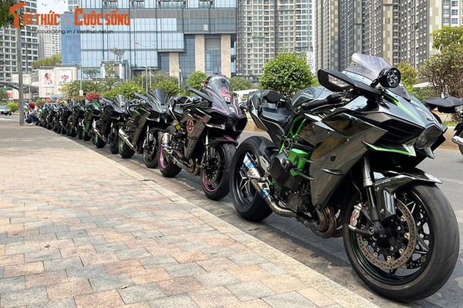 Cả dàn siêu môtô Kawasaki H2 tiền tỷ, mạnh nhất thế giới ở Sài Gòn
 - Ảnh 1.