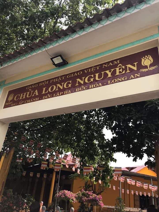 Long An: 15 phút đối tượng nghi &quot;ngáo đá&quot;, phá nát chính diện chùa Long Nguyên - Ảnh 2.