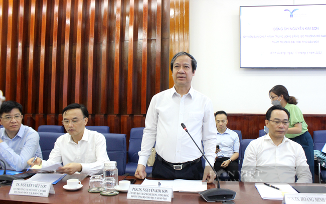 Bộ trưởng Bộ Giáo dục và Đào tạo Nguyễn Kim Sơn làm việc với lãnh đạo Trường đại học Thủ Dầu Một. Ảnh: Nguyên Vỹ