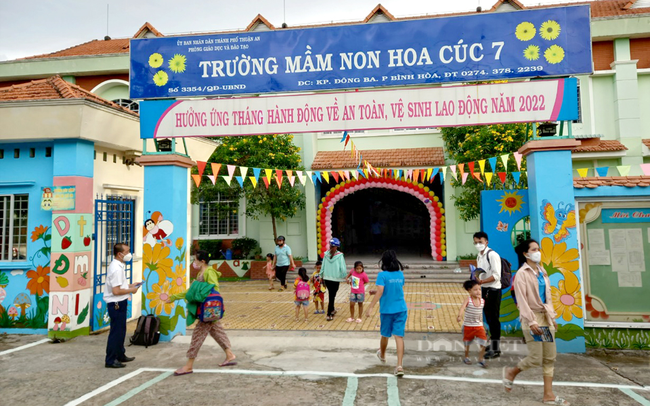 Phụ huynh đón rước học sinh ở trường mầm non Hoa Cúc 7, TP.Thuận An, Bình Dương. Ảnh: Trần Khánh