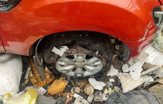 Nghệ An: Đưa Ford Ranger đến gara để rửa, bàng hoàng khi tìm thấy chiếc xe đã tan tành nằm ở bãi rác - Ảnh 2.