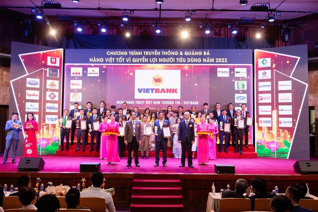 Vietbank đạt Top 10 dịch vụ chất lượng vàng vì quyền lợi người tiêu dùng 2023 - Ảnh 1.