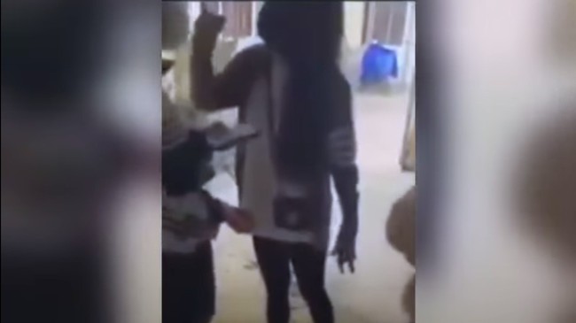 Nghệ An: Đề nghị công an làm rõ clip nữ sinh bị đánh tới tấp trong nhà gửi xe của trường - Ảnh 1.