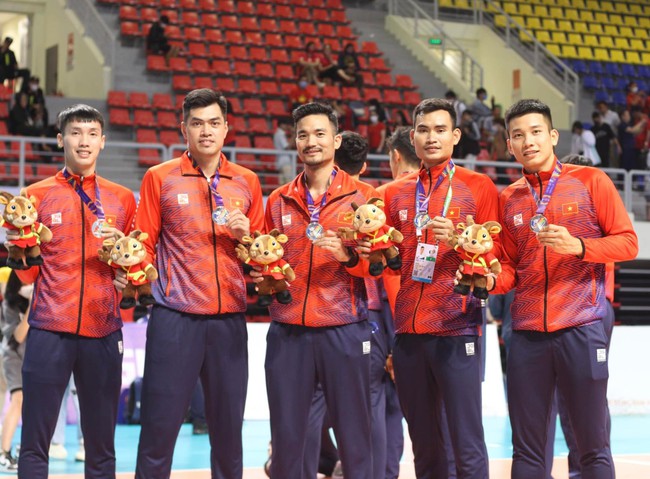Danh sách ĐT bóng chuyền nam Việt Nam dự SEA Games 32: Sốc trước 2 cái tên bị loại - Ảnh 1.