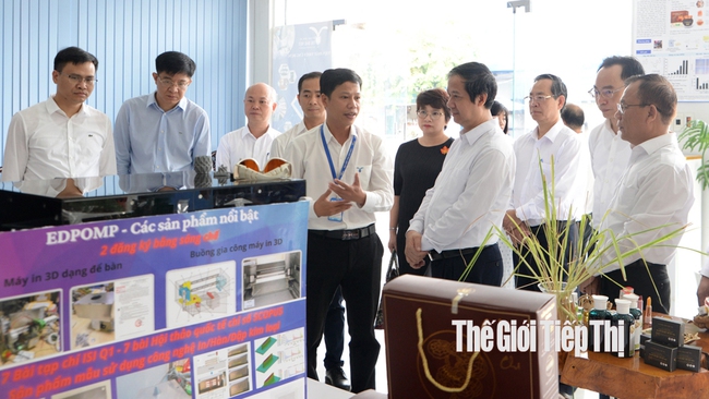Bộ trưởng Bộ Giáo dục và Đào tạo Nguyễn Kim Sơn thăm và làm việc tại trường đại học Thủ Dầu Một. Ảnh: Trần Khánh
