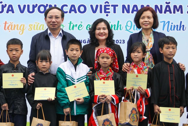 Vinamilk và Quỹ sữa Vươn cao Việt Nam khởi động hành trình năm thứ 16 tại Quảng Ninh - Ảnh 3.
