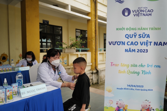 Vinamilk và Quỹ sữa Vươn cao Việt Nam khởi động hành trình năm thứ 16 tại Quảng Ninh - Ảnh 5.