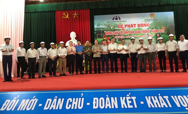 Hội Nông dân Nghệ An phát động chương trình &quot;Nông dân với an toàn giao thông năm 2023&quot; - Ảnh 5.