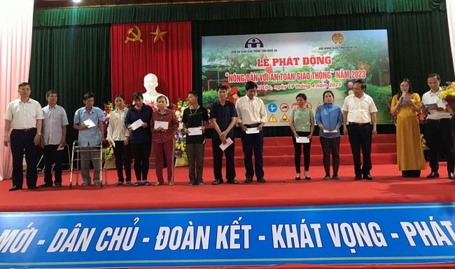 Hội Nông dân Nghệ An phát động chương trình &quot;Nông dân với an toàn giao thông năm 2023&quot; - Ảnh 2.