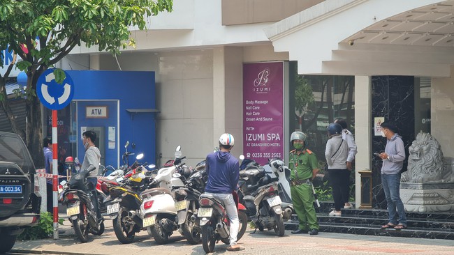 Nam thanh niên dùng súng cướp ngân hàng giữa trưa tại Đà Nẵng  - Ảnh 1.