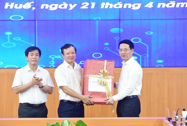 Bộ trưởng Nguyễn Mạnh Hùng: “Bộ TTT&TT luôn xem Huế là địa phương làm điểm về chuyển đổi số”  - Ảnh 4.