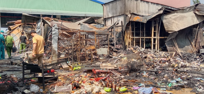 Điều tra nguyên nhân cháy chợ Bình Thành, gây thiệt hại trên 2 tỷ đồng - Ảnh 2.