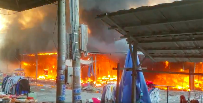 Điều tra nguyên nhân cháy chợ Bình Thành, gây thiệt hại trên 2 tỷ đồng - Ảnh 1.