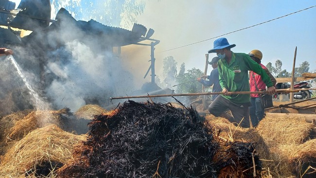 Long An: Cháy kho chứa 300 cuộn rơm  - Ảnh 2.