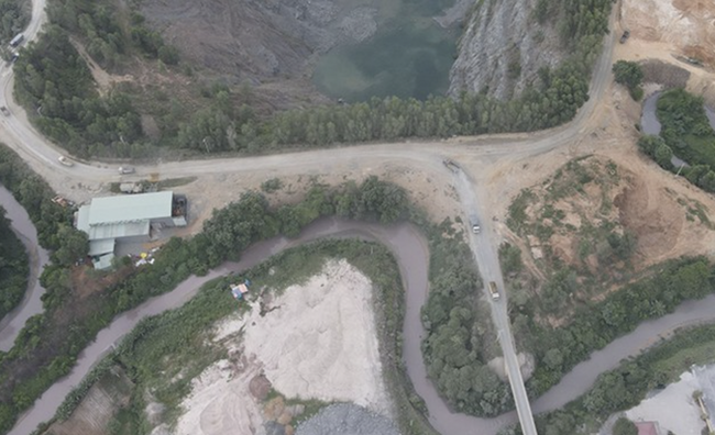 Đồng Nai: Hơn nửa tháng phát hiện, xử phạt 3 cơ sở thải nước rửa đá xuống sông Buông gây ô nhiễm - Ảnh 1.