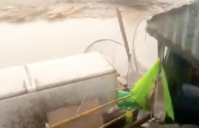 Mưa lớn kèm lốc xoáy khiến nhiều bè cá trên hồ Trị An bị chìm, tốc mái, cá trôi mất gây thiệt hại - Ảnh 4.