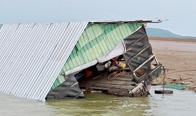 Mưa lớn kèm lốc xoáy khiến nhiều bè cá trên hồ Trị An bị chìm, tốc mái, cá trôi mất gây thiệt hại - Ảnh 1.