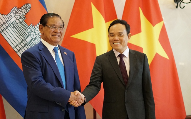 Phó Thủ tướng Chính phủ Trần Lưu Quang và ông Samdech Krolahom Sar Kheng - Phó Thủ tướng, Bộ trưởng Bộ Nội vụ Vương quốc Campuchia. Ảnh:BTC