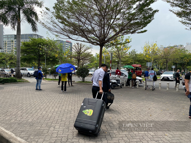 Tự điều chỉnh điểm đón xe công nghệ, sân bay Tân Sơn Nhất bị yêu cầu báo cáo - Ảnh 3.