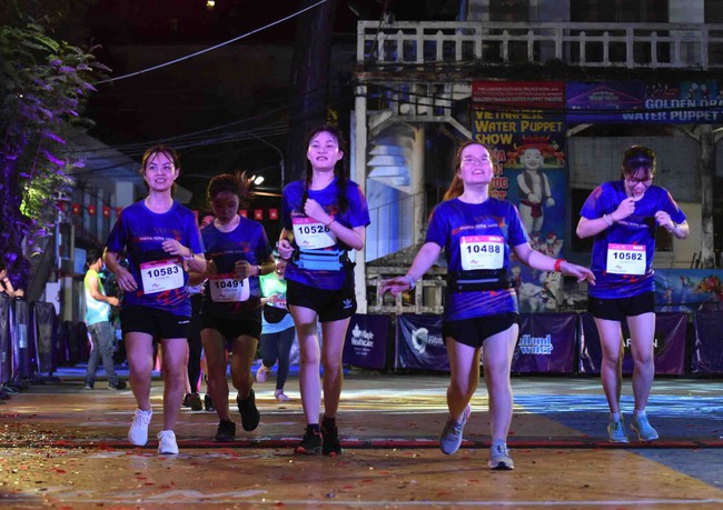 Ho Chi Minh City Night Run 2023, trải nghiệm vẻ đẹp thành phố về đêm - Ảnh 2.