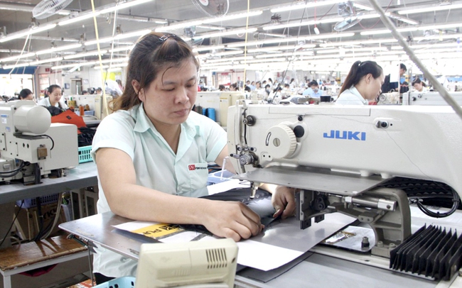 Công nghiệp là ngành đóng góp phần lớn vào ngân sách TP.Dĩ An hàng năm. Công nhân làm việc trong một nhà máy ở Dĩ An. Ảnh: Trần Khánh