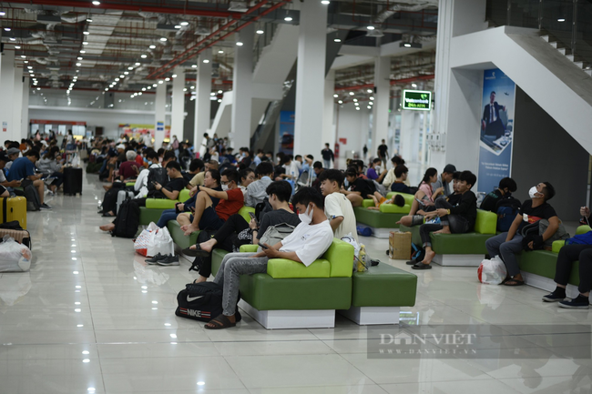 Nhiều bến xe ở TP.HCM kín người trước ngày nghỉ lễ - Ảnh 5.