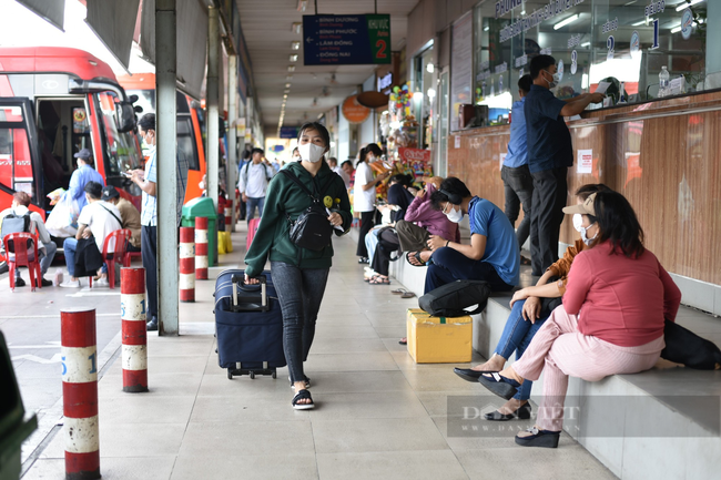 Nhiều bến xe ở TP.HCM kín người trước ngày nghỉ lễ - Ảnh 8.
