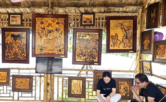 Ấn tượng tranh sơn mài khắc của Latoa tại Festival Nghề truyền thống Huế 2023 - Ảnh 2.