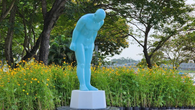 Tượng “Người đàn ông cúi chào” đã được đặt tại công viên ở Huế  - Ảnh 1.