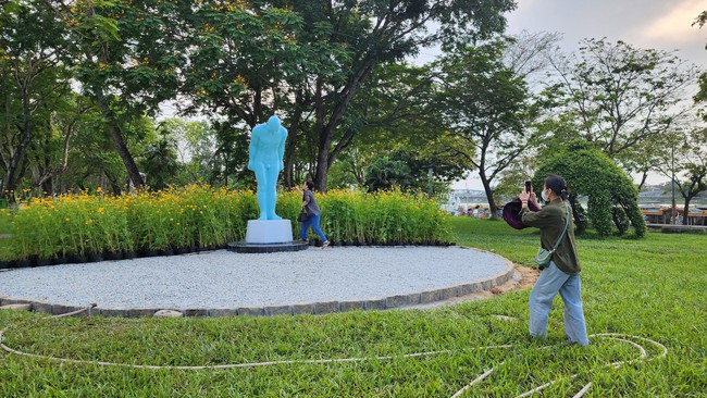 Tượng “Người đàn ông cúi chào” đã được đặt tại công viên ở Huế  - Ảnh 2.
