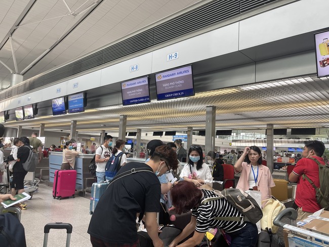 Sân bay Tân Sơn Nhất đón khách khủng ngày đầu nghỉ lễ - Ảnh 5.