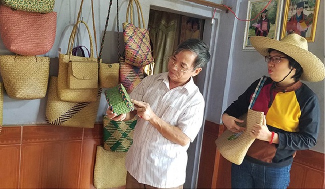 Thừa Thiên Huế: Hỗ trợ hàng trăm hộ dân phát triển nghề truyền thống đan lát cỏ bàng  - Ảnh 1.