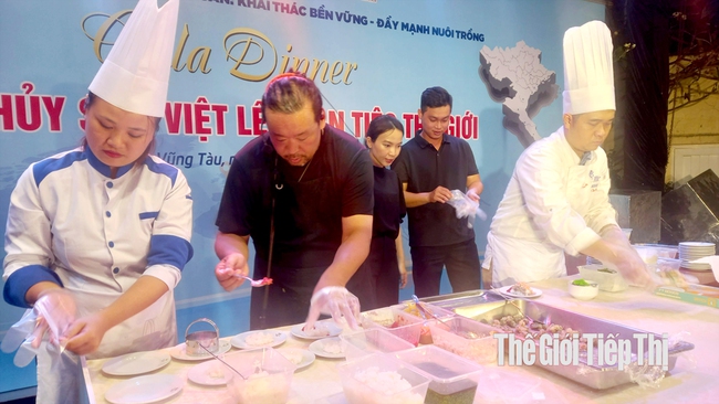 Đầu bếp Matsuo Tomoyuki (giữa) chế biến món sushi từ cá tra và tôm thẻ chân trắng của Việt Nam. Ảnh: Trần Khánh