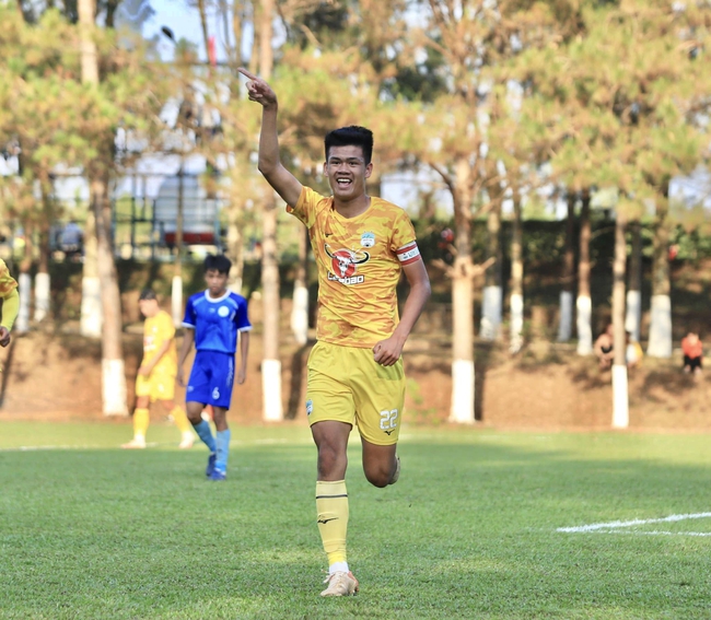 Cầu thủ 16 tuổi cao 1m91 của HAGL được triệu tập lên U17 Việt Nam - Ảnh 1.
