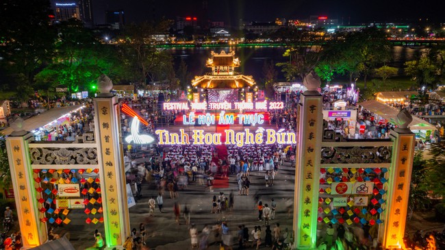 Hàng nghìn du khách chen chân thưởng thức tinh hoa ẩm thực tại Festival Nghề truyền thống Huế 2023  - Ảnh 1.