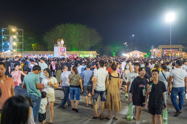 Hàng nghìn du khách chen chân thưởng thức tinh hoa ẩm thực tại Festival Nghề truyền thống Huế 2023  - Ảnh 11.
