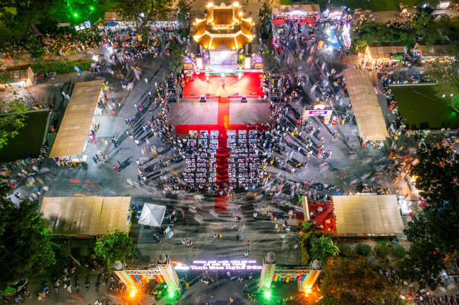 Hàng nghìn du khách chen chân thưởng thức tinh hoa ẩm thực tại Festival Nghề truyền thống Huế 2023 - Ảnh 13.