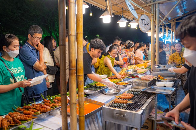 Hàng nghìn du khách chen chân thưởng thức tinh hoa ẩm thực tại Festival Nghề truyền thống Huế 2023 - Ảnh 3.