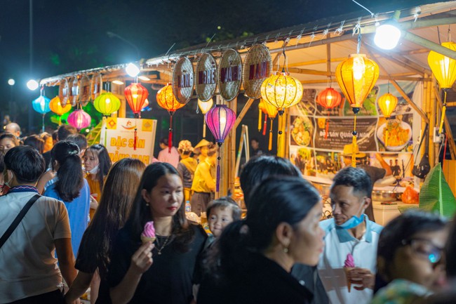 Hàng nghìn du khách chen chân thưởng thức tinh hoa ẩm thực tại Festival Nghề truyền thống Huế 2023  - Ảnh 4.