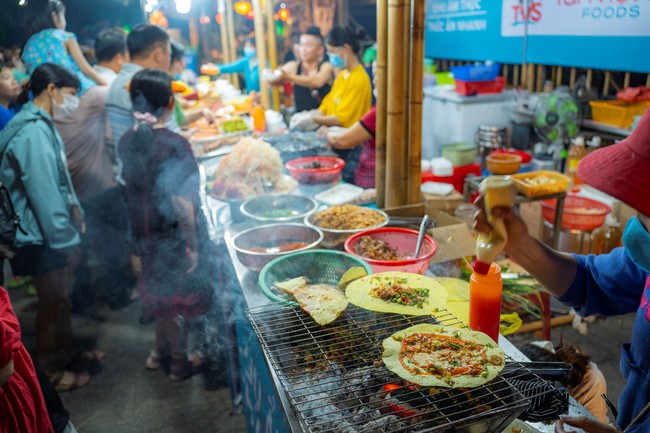 Hàng nghìn du khách chen chân thưởng thức tinh hoa ẩm thực tại Festival Nghề truyền thống Huế 2023  - Ảnh 5.
