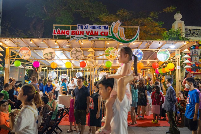 Hàng nghìn du khách chen chân thưởng thức tinh hoa ẩm thực tại Festival Nghề truyền thống Huế 2023 - Ảnh 8.