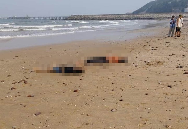 Nhóm học sinh đuối nước khi tắm biển, tìm thấy 2 thi thể, chưa rõ tung tích những người còn lại - Ảnh 1.