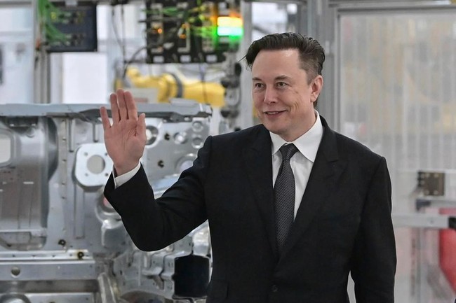 Forbes: Tỷ phú Elon Musk mất danh hiệu người giàu nhất thế giới - Ảnh 1.