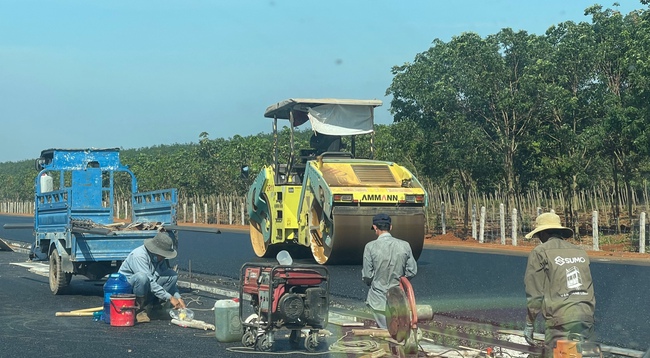 Đồng Nai: Cảnh báo người dân không đi trên cao tốc Phan Thiết - Dầu Giây đang thi công, dễ xảy ra tai nạn - Ảnh 2.