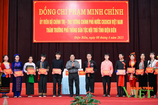 Thủ tướng Chính phủ Phạm Minh Chính tặng quà học sinh dân tộc thiểu số, trẻ em hoàn cảnh khó khăn Điện Biên - Ảnh 1.