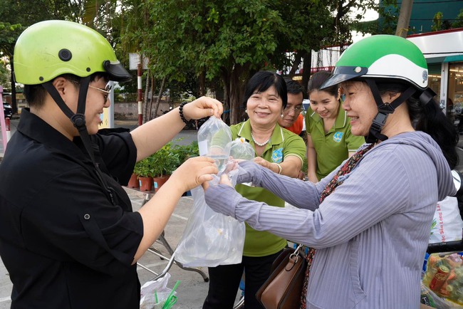 Người dân lấy rác đổi cá cảnh ở TP.Thủ Đức - Ảnh 3.