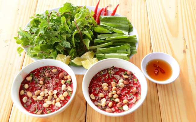 Quanh đĩa tiết canh  - Ảnh 1.