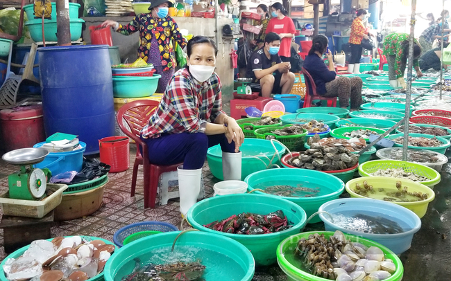 Nguồn lợi thủy hải sản đánh bắt ở Cần Giờ. Ảnh: Trần Khánh