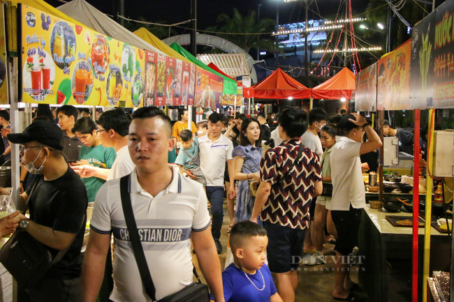 Chợ đêm lớn nhất Đà Nẵng chật kín lối ra vào dịp lễ 30/4 - 1/5 - Ảnh 9.